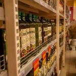 Sección del aceite de oliva en un supermercado de Madrid