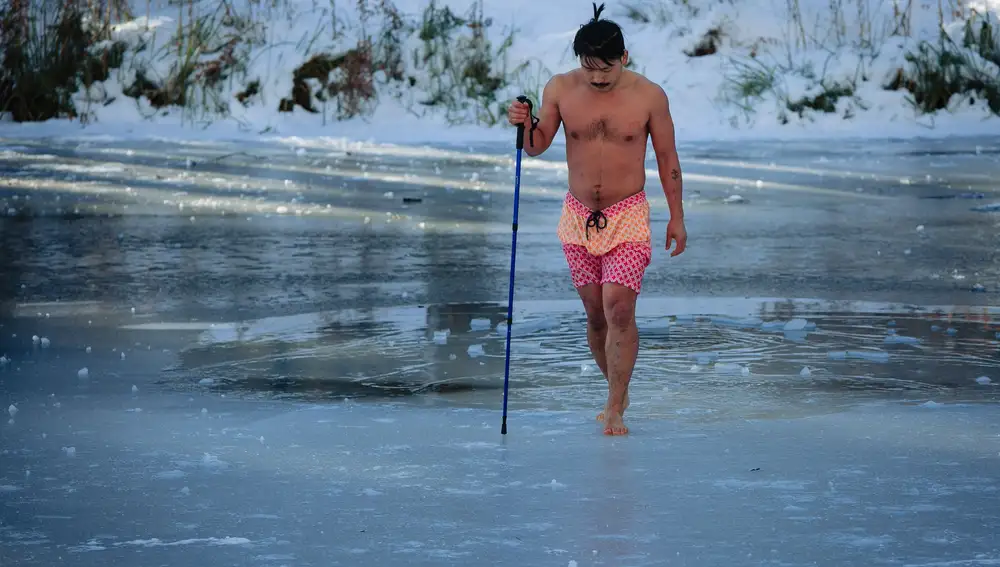 El estadounidense de origen chino, Xiaodeng Cheng, se baña en el río Duero helado (Soria)
