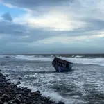 Una patera de Marruecos varada en la costa de Gran Canaria.