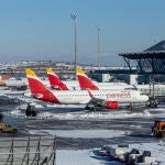 Personal del Ejército de Tierra ayuda a despejar las pistas de nieve, en el aeropuerto Madrid-Barajas