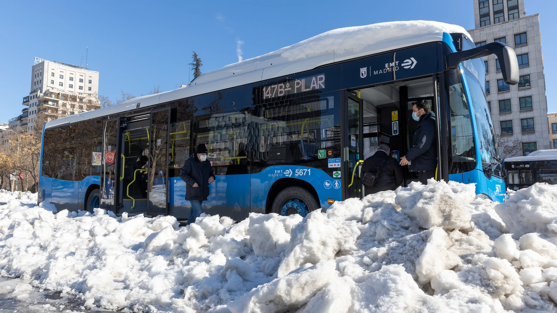 Los autobuses de la EMT vuelven poco a poco a la normalidad tras la nevada en Madrid