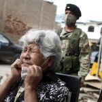 Una anciana de Lima se ajusta la mascarilla tras someterse a un test de covid-19
