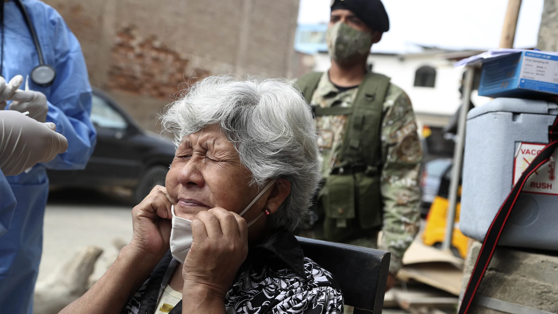 Una anciana de Lima se ajusta la mascarilla tras someterse a un test de covid-19