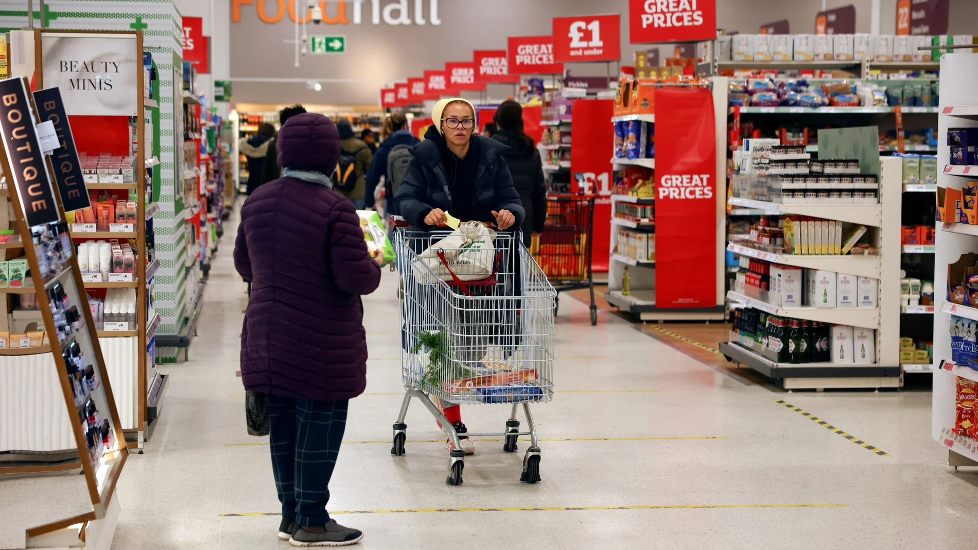 Una persona sin mascarilla en un supermercado de Sainsbury's, en Londres