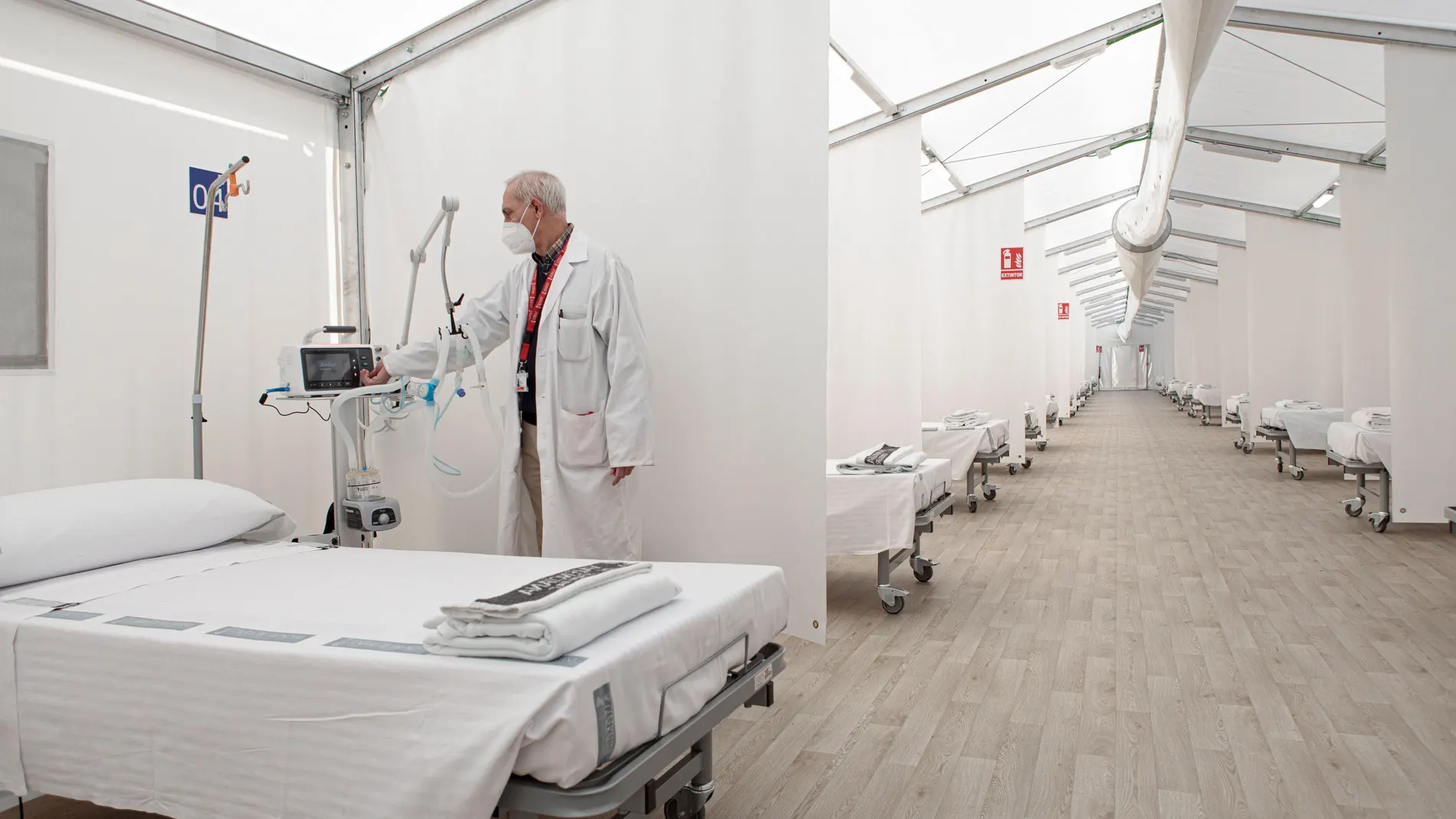 Un sanitario enciende un respirador del hospital de campaña de La Fe de València que ya se encuentra preparado por si tuvieran que derivarse a ellos pacientes con covid