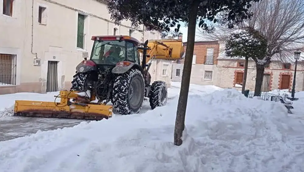 Agricultor de Canalejas de Peñafiel con su tractor quitando nieve de este municipio vallisoletano