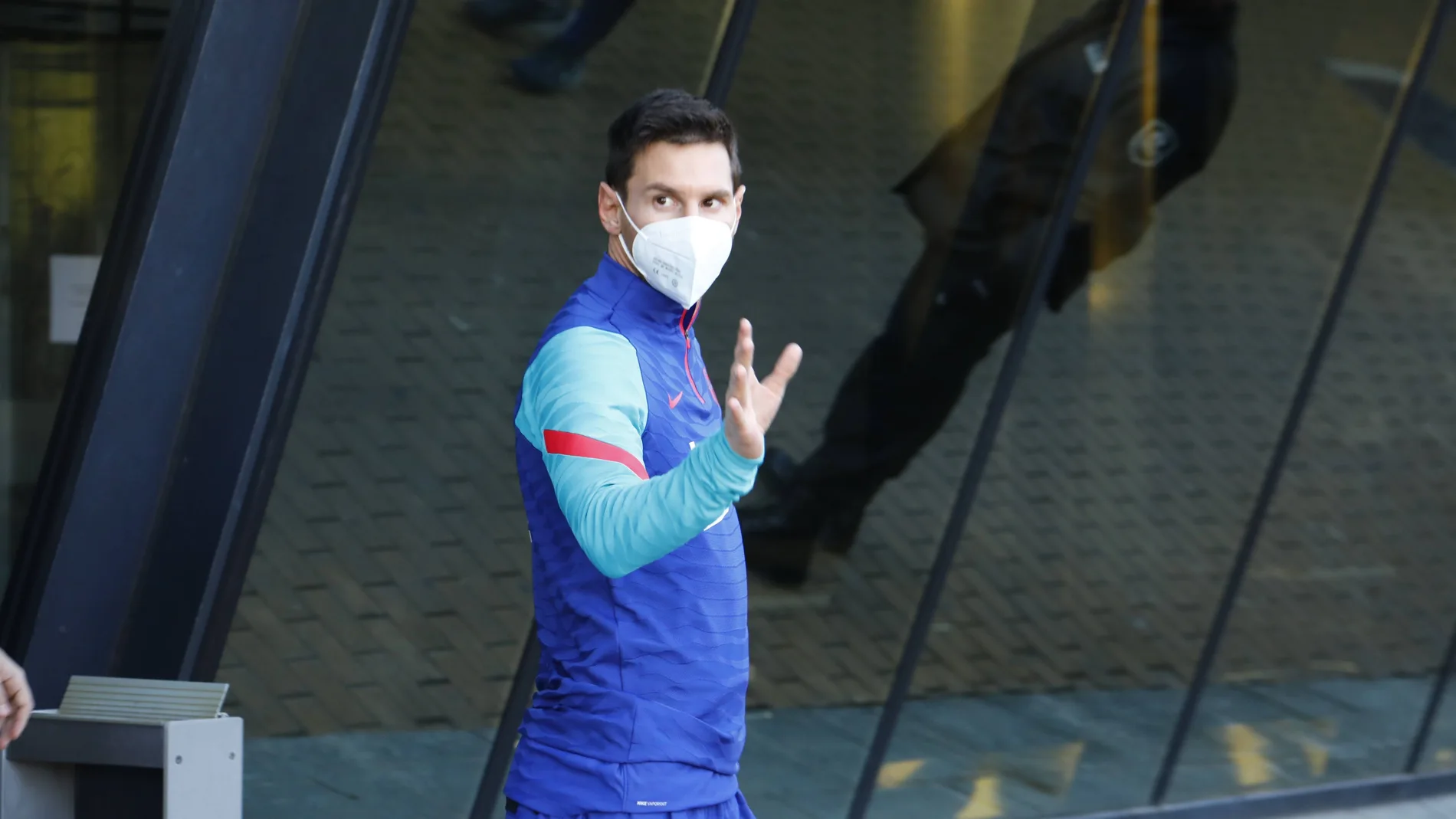 Leo Messi sale del hotel donde se aloja el Barcelona en Córdoba, sede de la primera semifinal de la Supercopa, contra la Real Sociedad