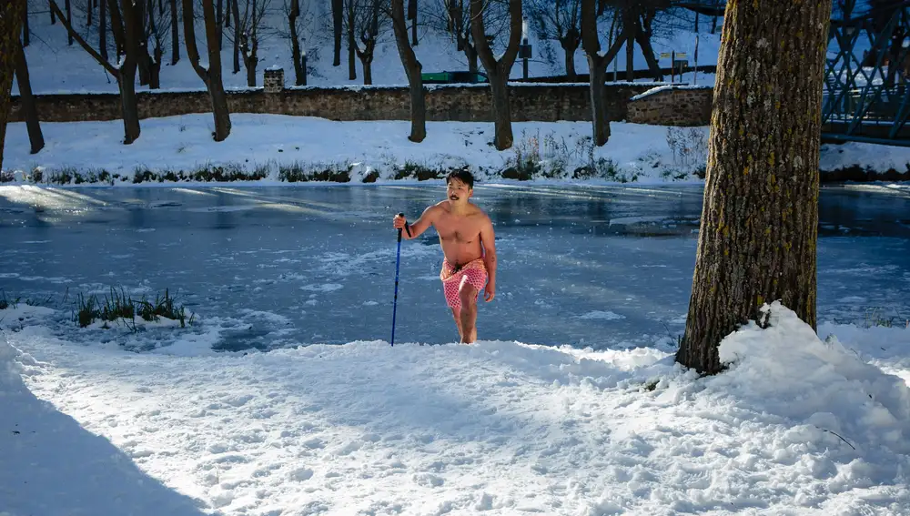 El estadounidense de origen chino, Xiaodeng Cheng, se baña en el río Duero helado (Soria)