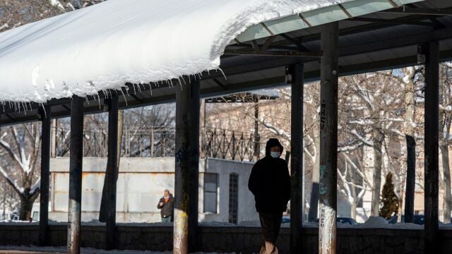 El desprendimiento de carámbanos y bloques de nieve de las cornisas es un peligro para los ciudadanos.