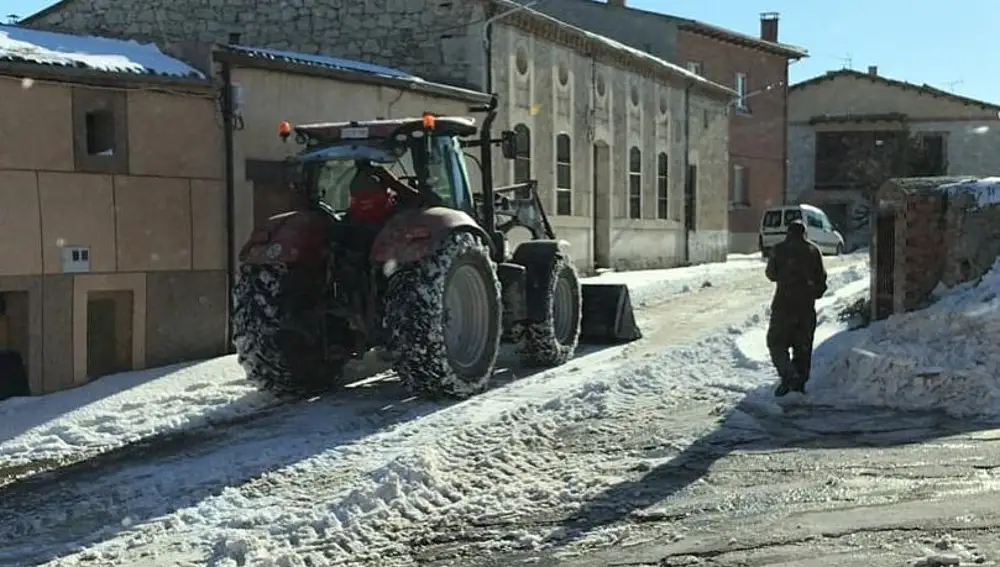Agricultor de la localidad vallisoletana de Langayo quita nieve en el municipio con su tractor