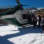 Imagen de archivo de una evacuación en helicóptero de personas aisladas por la nieve en una aldea de Jaén