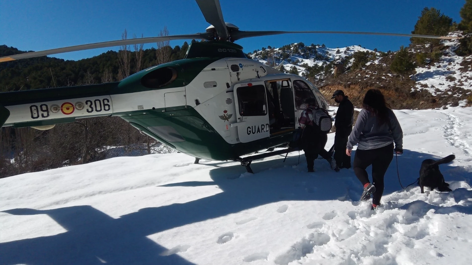 Imagen de archivo de una evacuación en helicóptero de personas aisladas por la nieve en una aldea de Jaén