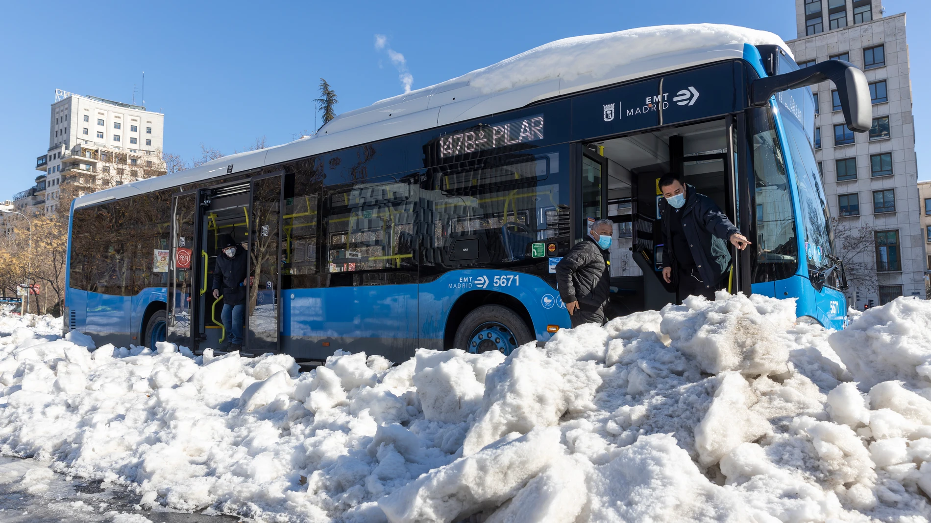 Los autobuses de la EMT comienzan a prestar su servicio, después de la nieve dejada por la borrasca Filomena