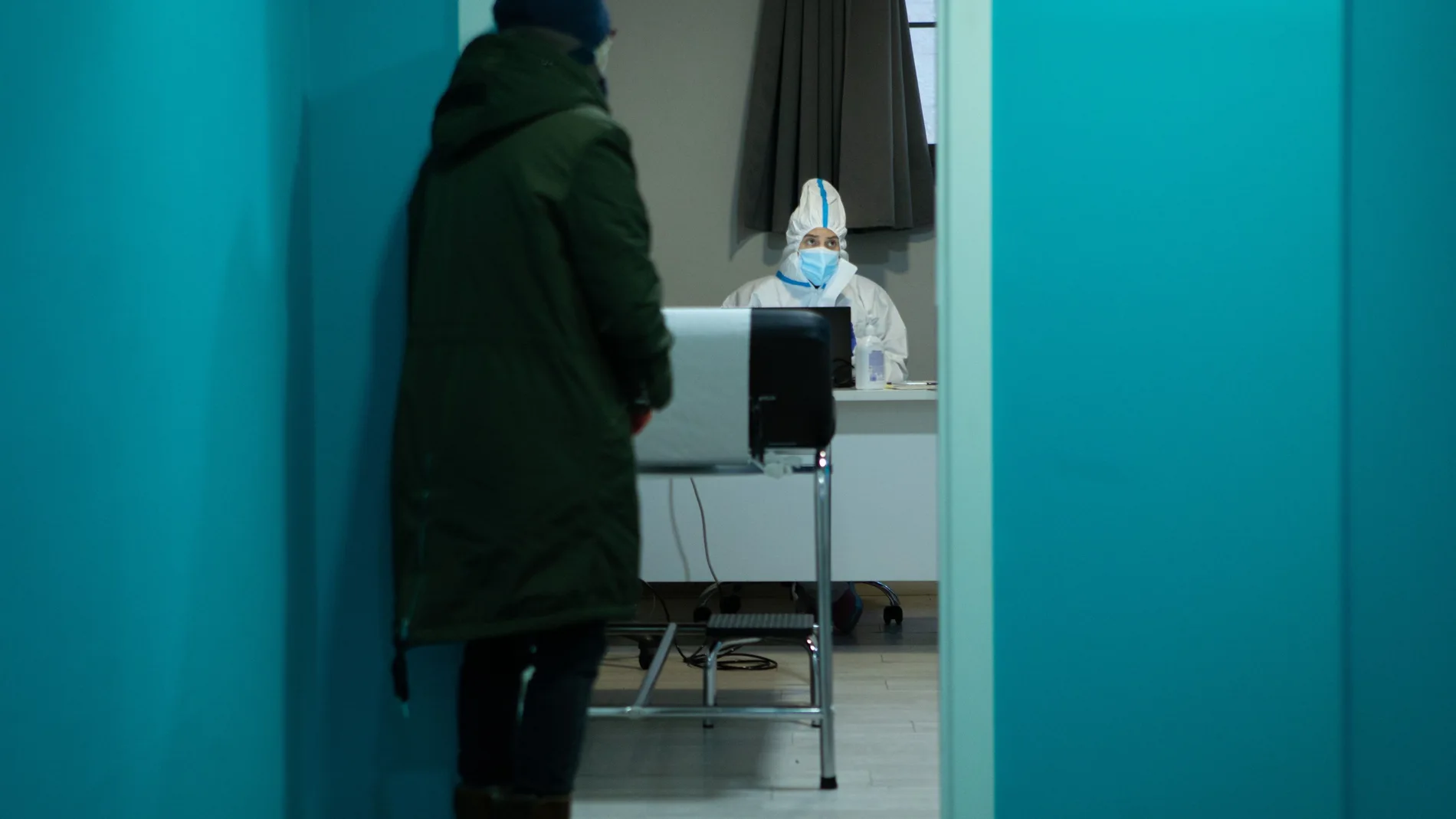 Una profesional sanitaria atiende a un paciente en el centro especializado en pacientes con clara sintomatologia covid del barrio de Gracia de Barcelona. EFE/Enric Fontcuberta