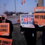 Activistas en contra de la pena de muerte protestan por la ejecución de Lisa Montgomery