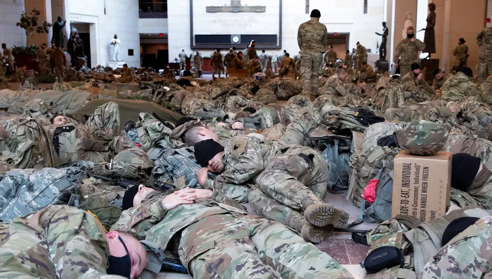 Efectivos de la Guardia Nacional estadounidense duermen en el interior del Capitolio en Washington DC, EEUU, el pasado miércoles. Están desplegados para garantizar la seguridad del edificio el día 20