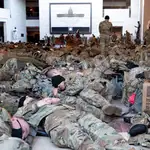 Efectivos de la Guardia Nacional estadounidense duermen en el interior del Capitolio en Washington DC, EEUU, el pasado miércoles. Están desplegados para garantizar la seguridad del edificio el día 20