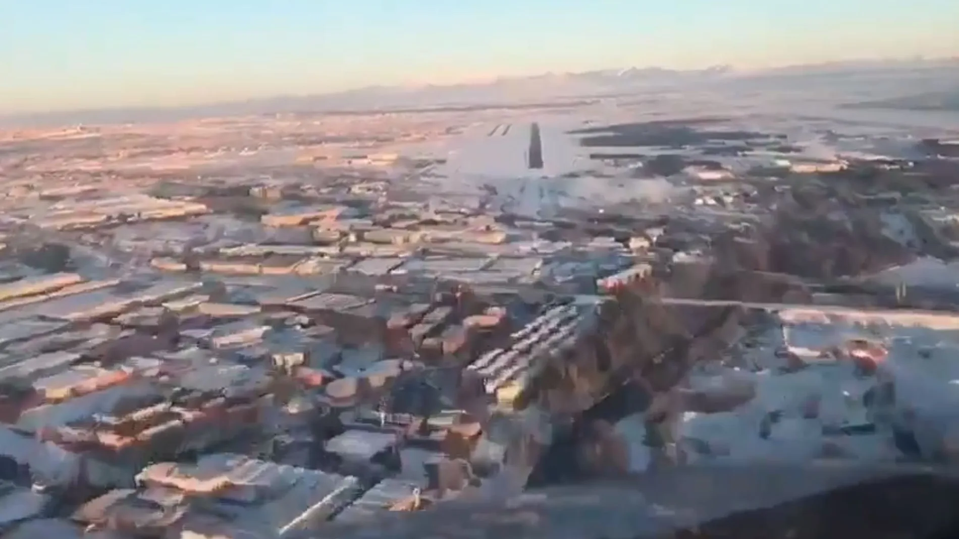 Imagen del vídeo publicado por la cuenta de Twitter @controladores del aterrizaje de un avión en el aeropuerto de Barajas