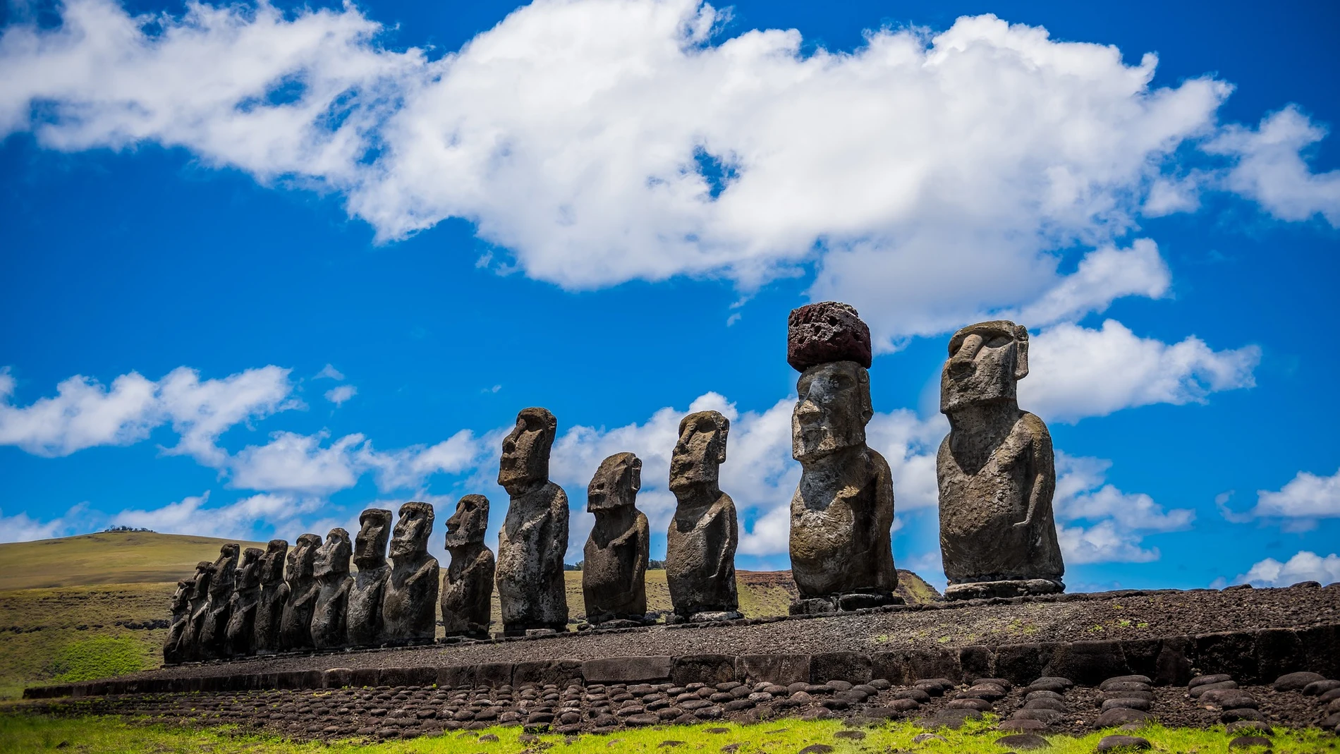 El El ahu Tongariki en la isla de Pascua es es la mayor de las plataformas existentes con doscientos metros de largo y quince moáis.