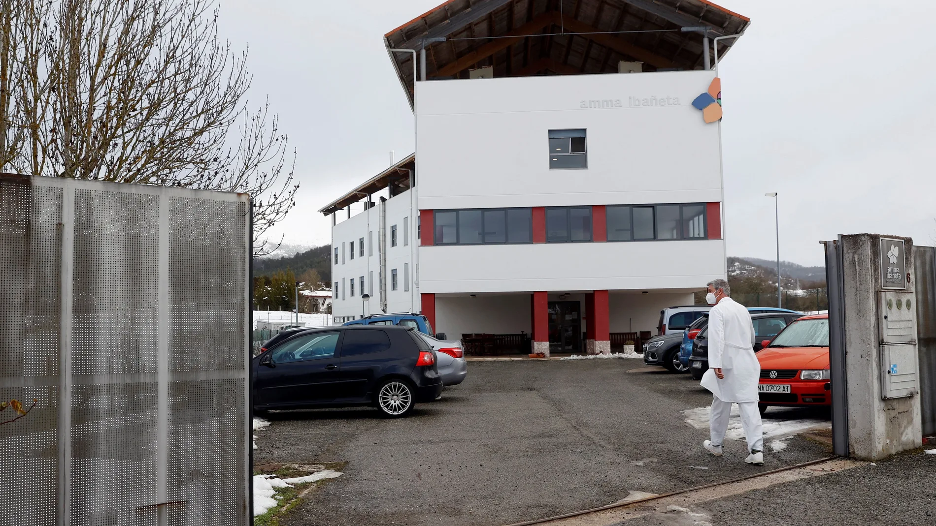 Exterior de la residencia Amavir Ibañeta, en Erro (Navarra) donde se ha producido un brote de covid-19 en 17 usuarios poco después de recibir la primera dosis de la vacuna y tras lograr salvar sin ningún contagio las dos olas anteriores de la pandemia.
