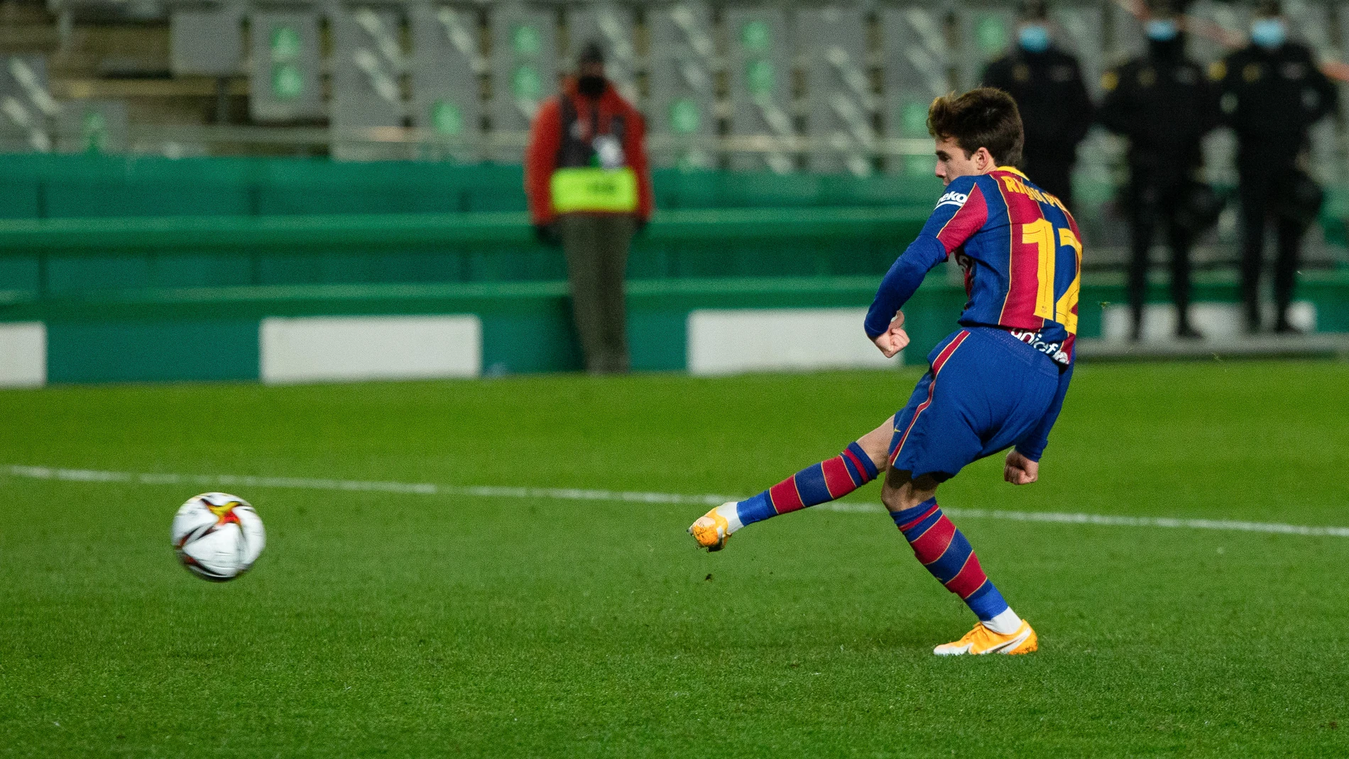 El lanzamiento de penalti de Riqui Puig que clasificó al Barcelona para la final de la Supercopa