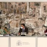 El presidente del Gobierno, Pedro Sánchez (c), acompañado por los vicepresidentes Carmen Carvo y Pablo Iglesias durante el primer Consejo de Ministros del año 2021, en el que se han analizado las consecuencias de "Filomena"