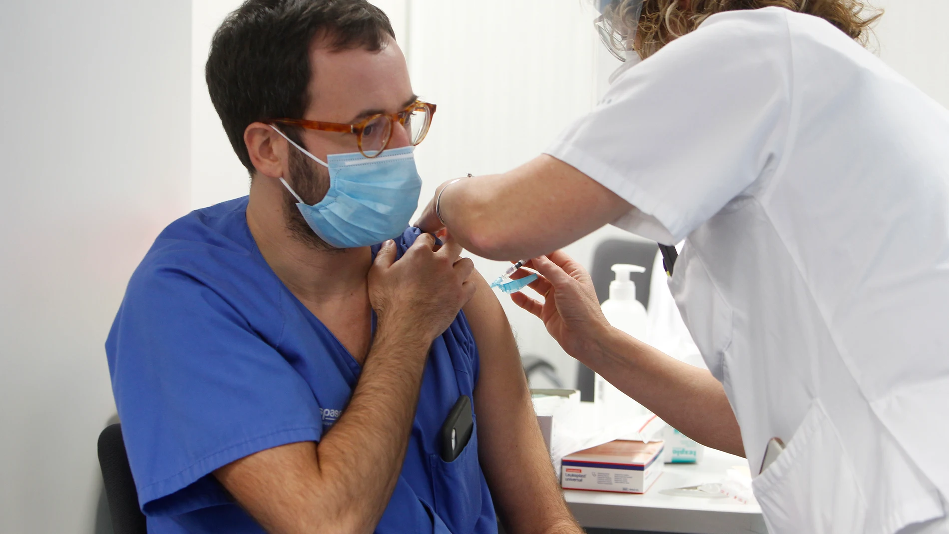 Una enfermera administra la vacuna Pfizer-BioNtech contra el COVI-19 a un profesional sanitario en el Hospital Son Espases de Palma de Mallorca, en Mallorca, Islas Baleares.