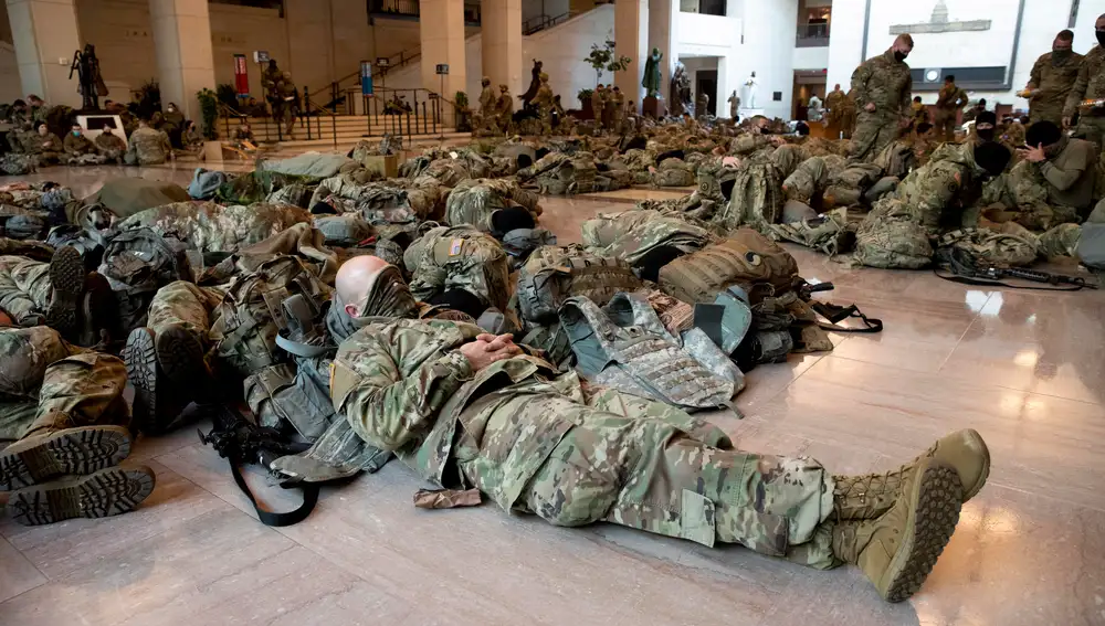 Cientos de militares de la Guardia Nacional descansan en la zona de visitantes del Capitolio