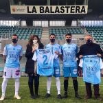 Los diputados provinciales del área de Cultura, Turismo y Deportes, Carolina Valbuena, y del Servicio de Deportes, Francisco Pérez Castrillo, muestran la camiseta junto a varias jugadores del Cristo Atlético