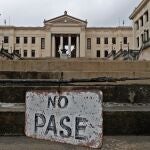 Un cartel que dice "No Pase" se observa en los escalones de la Universidad de La Habana