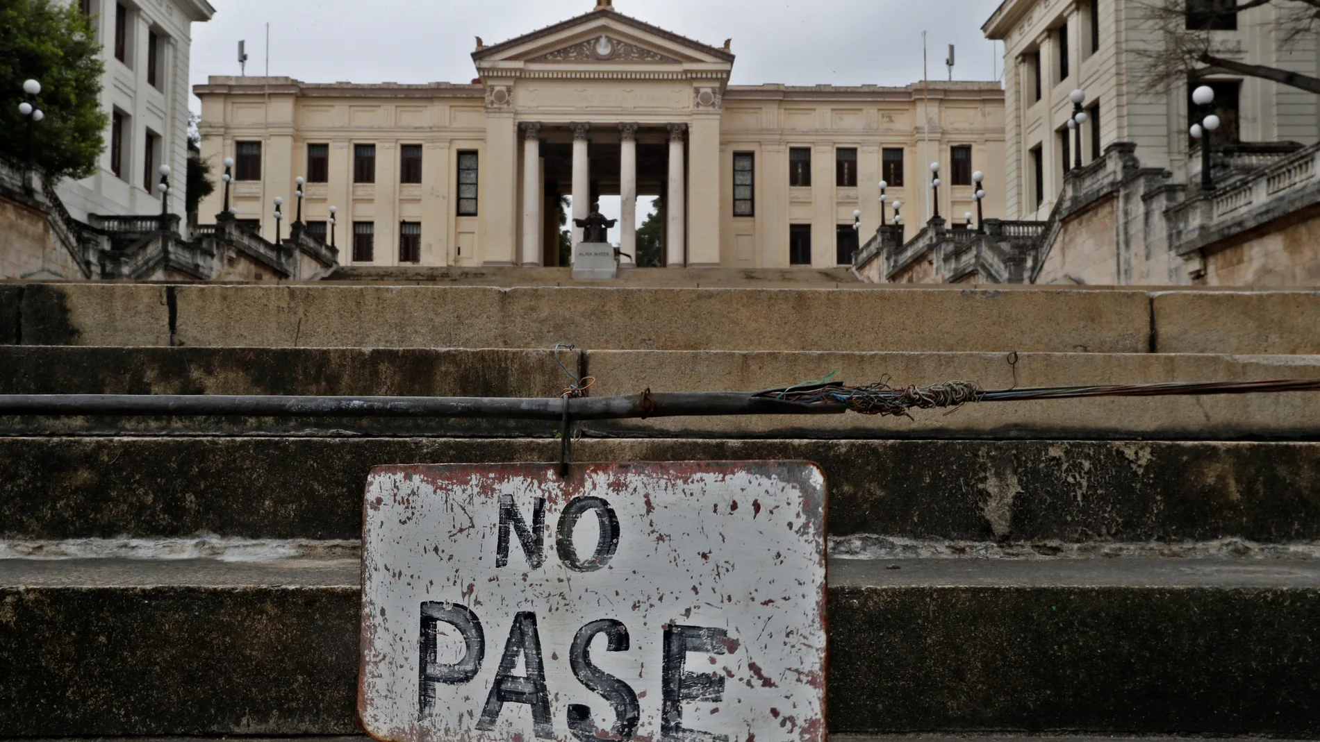 Un cartel que dice "No Pase" se observa en los escalones de la Universidad de La Habana