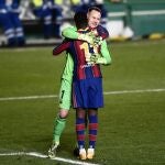 Ter Stegen se abraza a Dembele