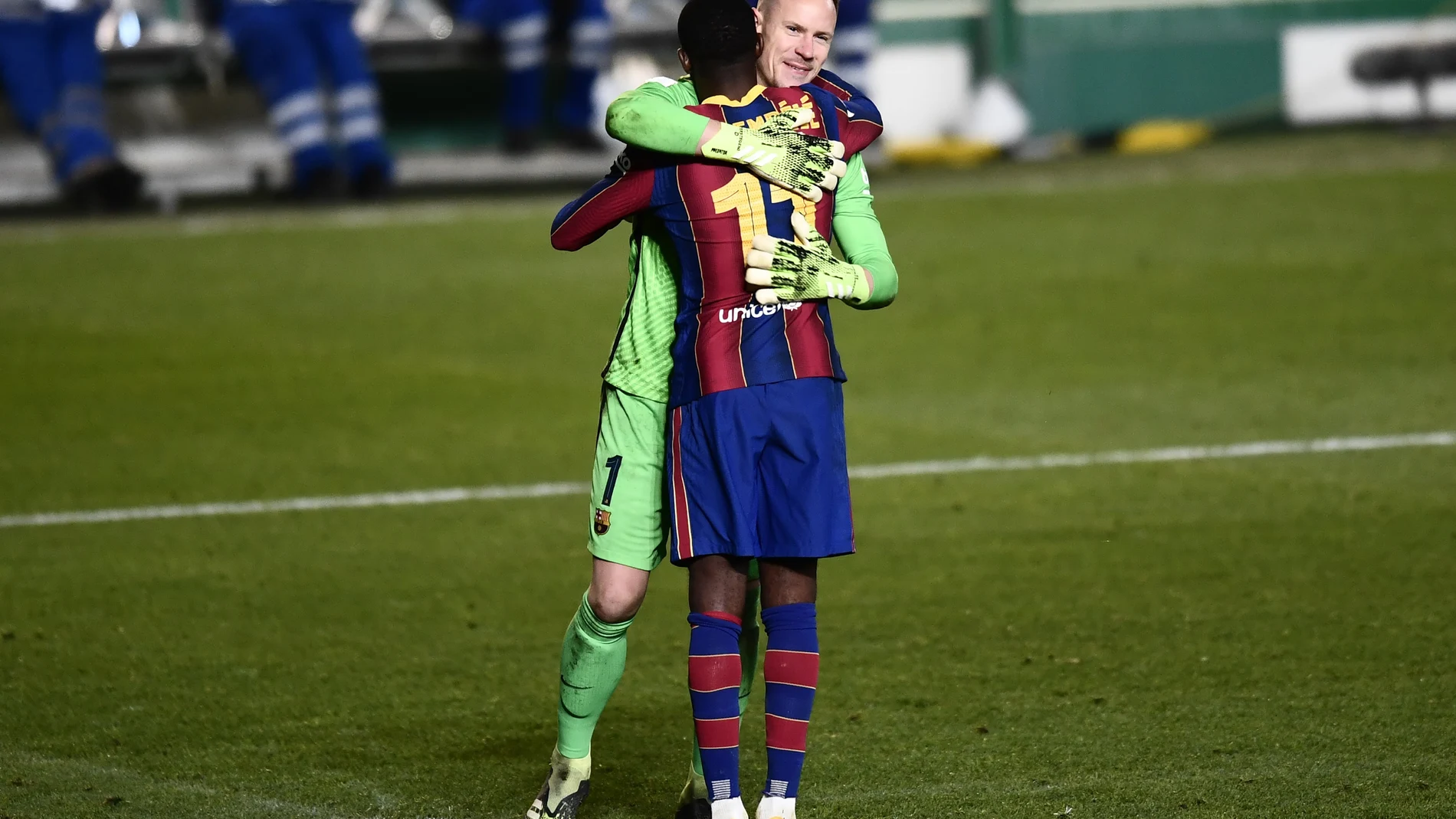 Ter Stegen se abraza a Dembele