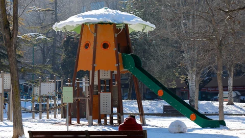 Parque infantil rodeado de nieve durante una ola de frío en Albacete, Castilla-La Mancha (España). La ola de frío tras la gran nevada provocada por la borrasca ‘Filomena’ sigue dejando temperaturas "extremadamente frías" poco habituales incluso en los días de pleno invierno13 ENERO 2021;OLA DE FRIO;FILOMENA;NIEVE;CASTILLA LA MANCHALuis Vizcaíno / Europa Press13/01/2021