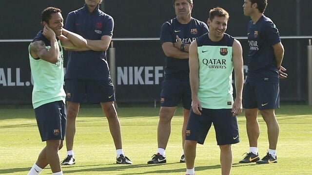 Tito Vilanova, al lado de Jordi Roura y Rubi, dirigen un entrenamiento en el que están Messi y Adriano, en 2013