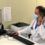 El pediatra Andrés Osuna realizando una consulta teléfonica en urgencias