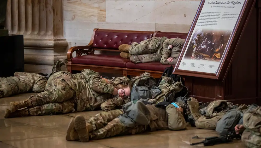 Algunos soldados de la Guardia Nacional aprovecharon para dormir antes de su turno