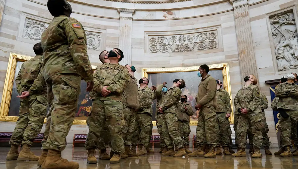 Miembros de la Guardia Nacional observan la cúpula del Capitolio mientras los demócratas debaten el artículo del impeachment contra el presidente Trump