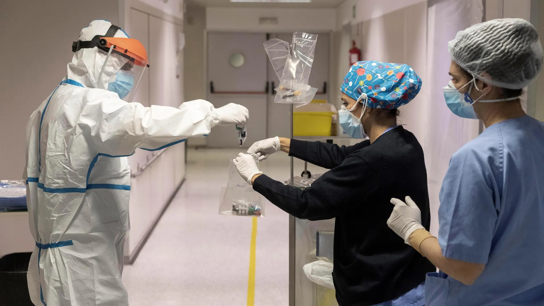 Sanitarios recogen muestras de sangre de un paciente ingresado por coronavirus este miércoles en el Hospital Reina Sofía de Murcia