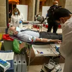 Personal sanitario saca sangre al consejero de Sanidad de la Comunidad de Madrid, Enrique Ruiz Escudero, durante el acto celebrado para recibir a los primeros donantes de sangre en el interior de la Real Casa de Correos, Madrid, (España) el 13 de enero de 2021.