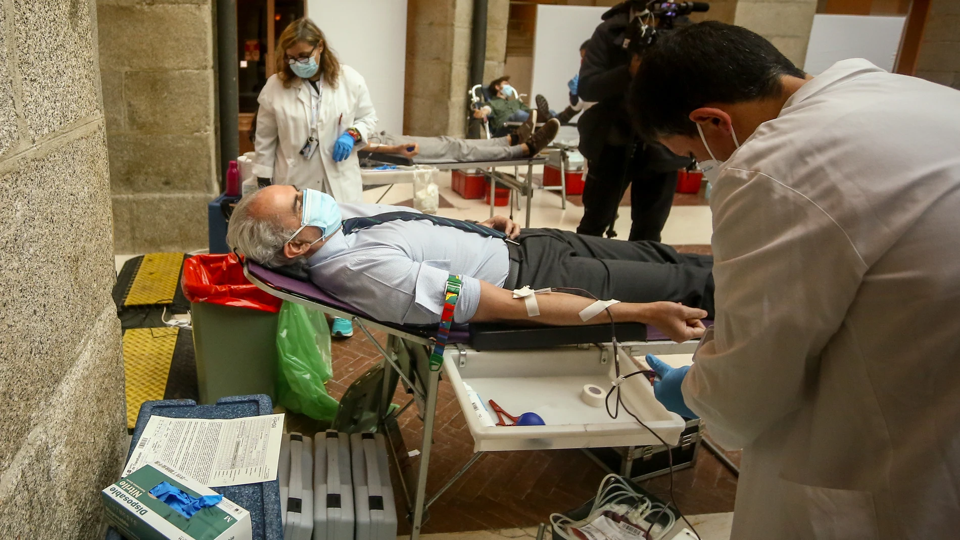 Personal sanitario saca sangre al consejero de Sanidad de la Comunidad de Madrid, Enrique Ruiz Escudero, durante el acto celebrado para recibir a los primeros donantes de sangre en el interior de la Real Casa de Correos, Madrid, (España) el 13 de enero de 2021.