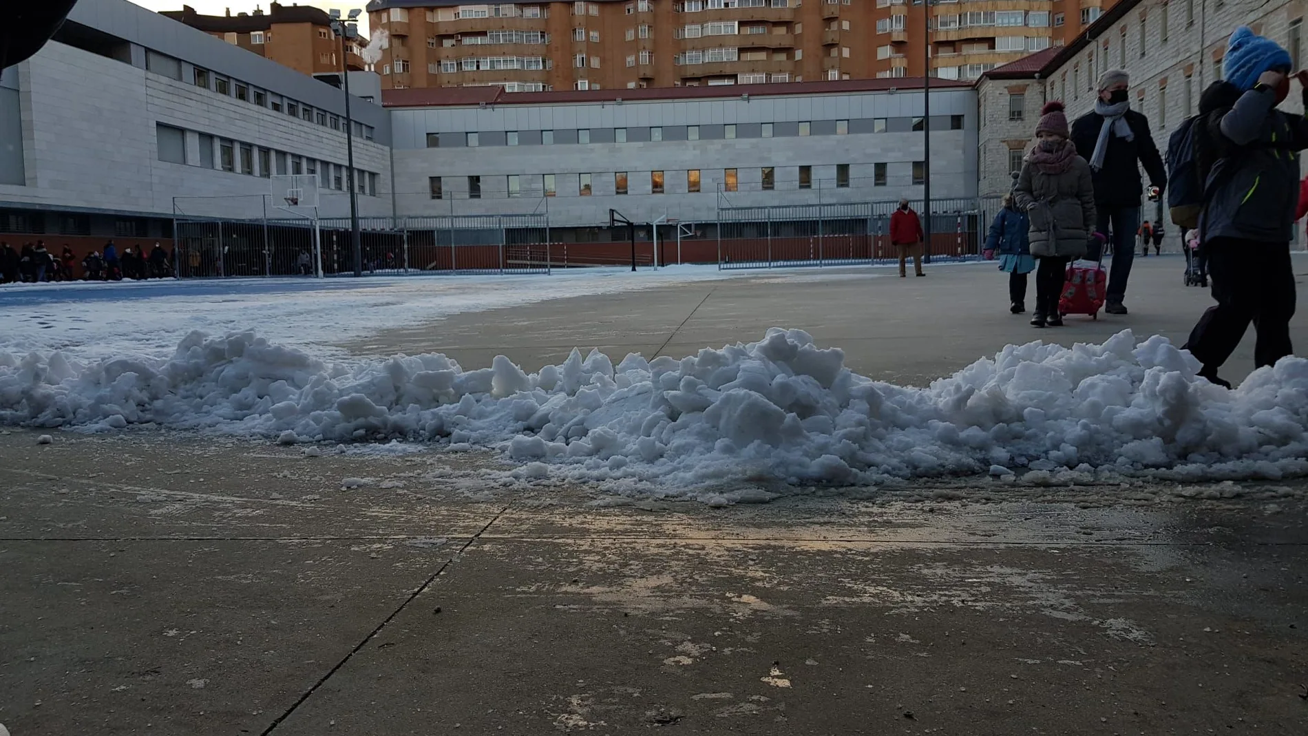 Alumnos del Colegio San José acuden a clase estos días con la nieve acumulada todavía de la borrasca Filomena
