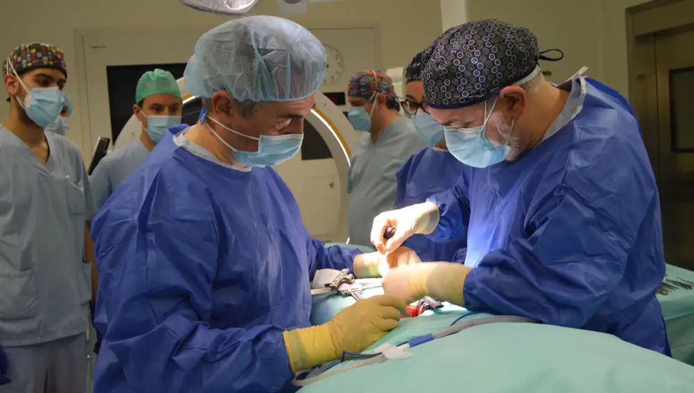 El Hospital San Juan de Dios de León estrena un equipo puntero en cirugía avanzada de la columna vertebral