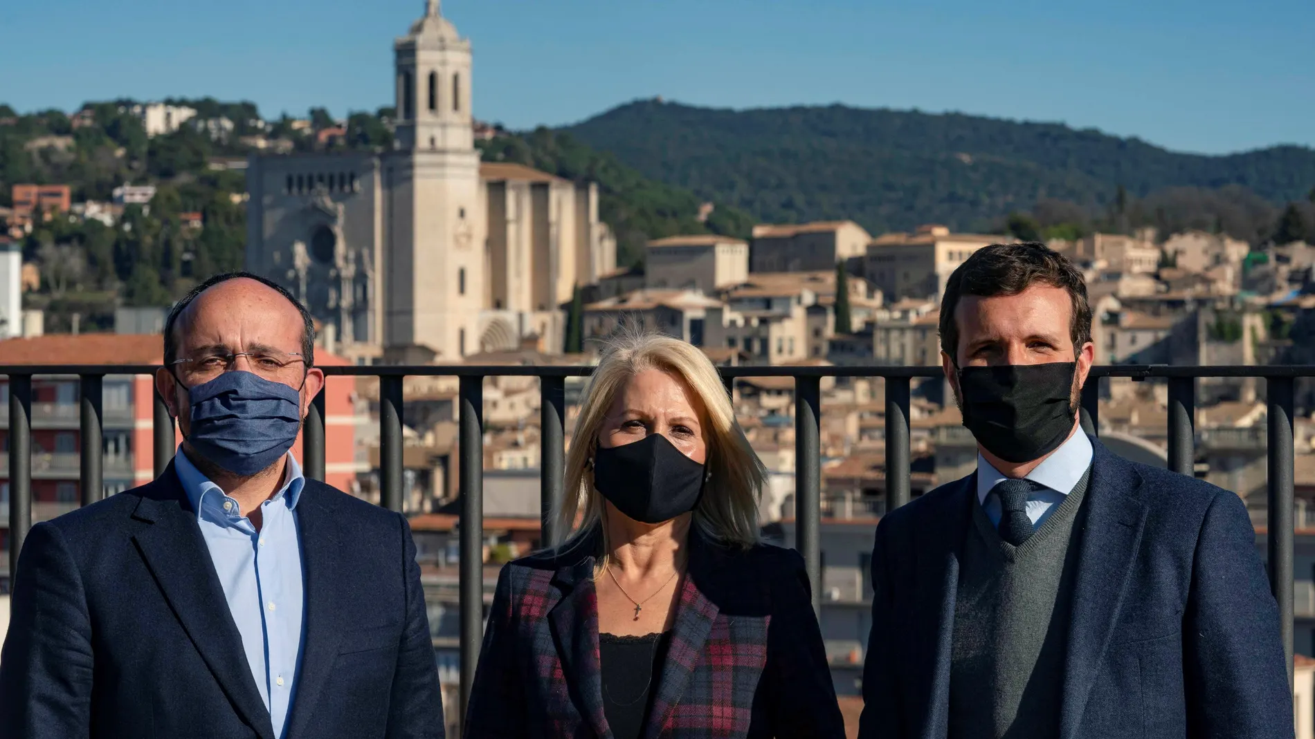 El líder del PP, Pablo Casado, el líder del PP en Cataluña, Alejandro Fernández, y la candidata de los populares por la circunscripción de Gerona, Maria Àngels Olmedo en la Cámara de Comercio de Gerona