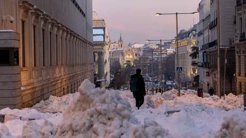 La nieve dejada por la borrasca Filomena todavía permanece en las calles de Madrid una semana después de su aparición