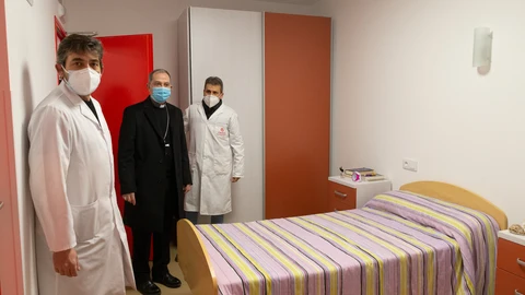 El obispo de Zamora, Fernando Valera; el delegado de Cáritas Diocesana de Zamora, Antonio Jesús Martín; y la directora de Casa Betania, María León, inauguran la Casa Betania, nuevo Centro para Personas Sin Hogar de Cáritas Diocesana de Zamora
