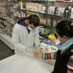 Un farmacéutico realiza una prueba serológica de coronavirus