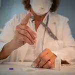 Una enfermera prepara la vacuna Pfizer-BioNtech contra la Covid-19