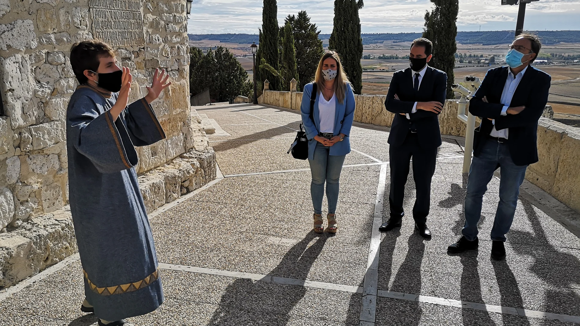 El alcalde de Palencia, Mario Simón; y los concejales Laura Lombraña y Alfonso Polanco, en una de las actividades culturales y turísticas de este pasado verano