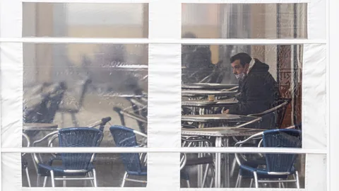 VALLADOLID, 14/01/2021.- Un cliente se toma un café en la terraza de un bar este jueves en Valladolid. Toda Castilla y León está desde la pasada medianoche y hasta el 26 de enero con medidas más restrictivas para intentar frenar la curva de la tercera ola de la pandemia, con el cierre del interior de bares y restaurantes, de los grandes establecimientos comerciales y de instalaciones deportivas cubiertas. EFE/R. García